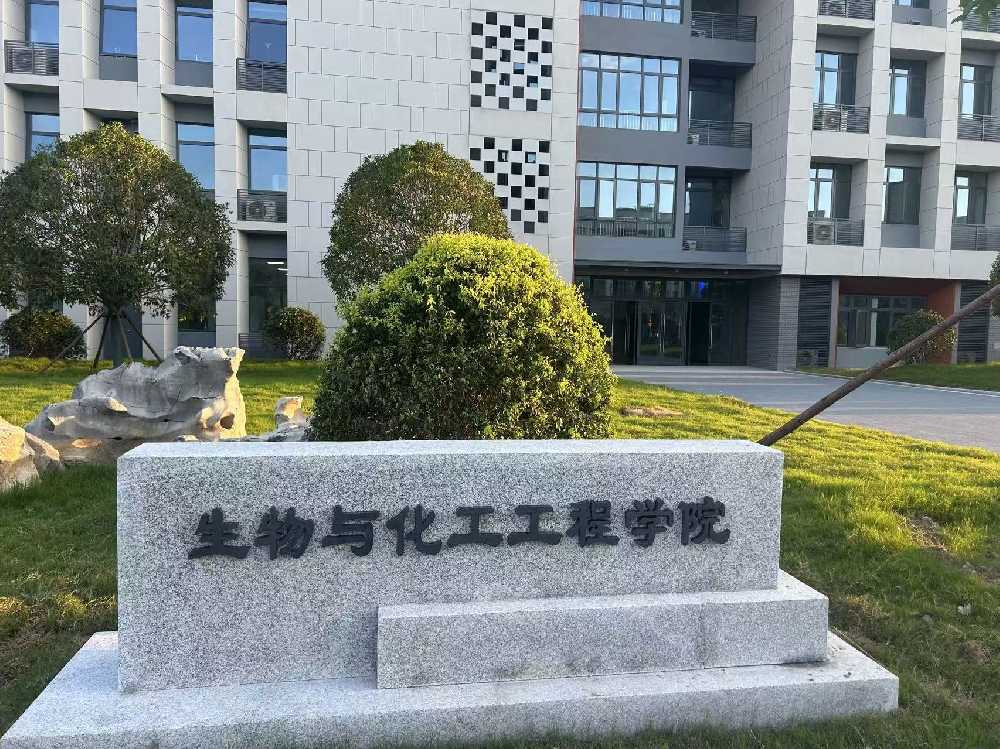 贵南县扬州职业大学体育场高杆灯项目